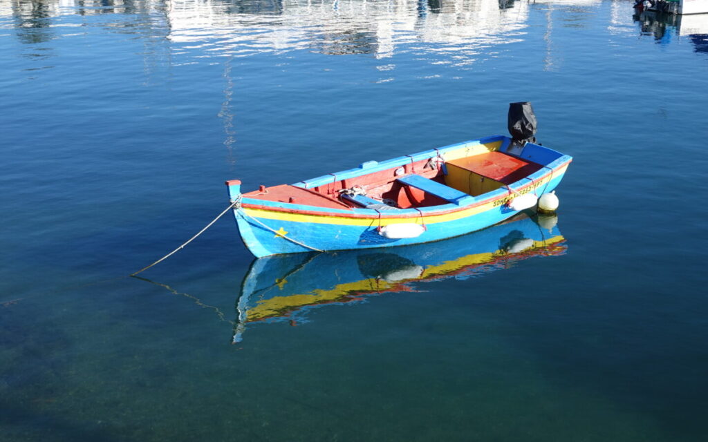 Eenzame visser bootje Lonely fishermanś boat